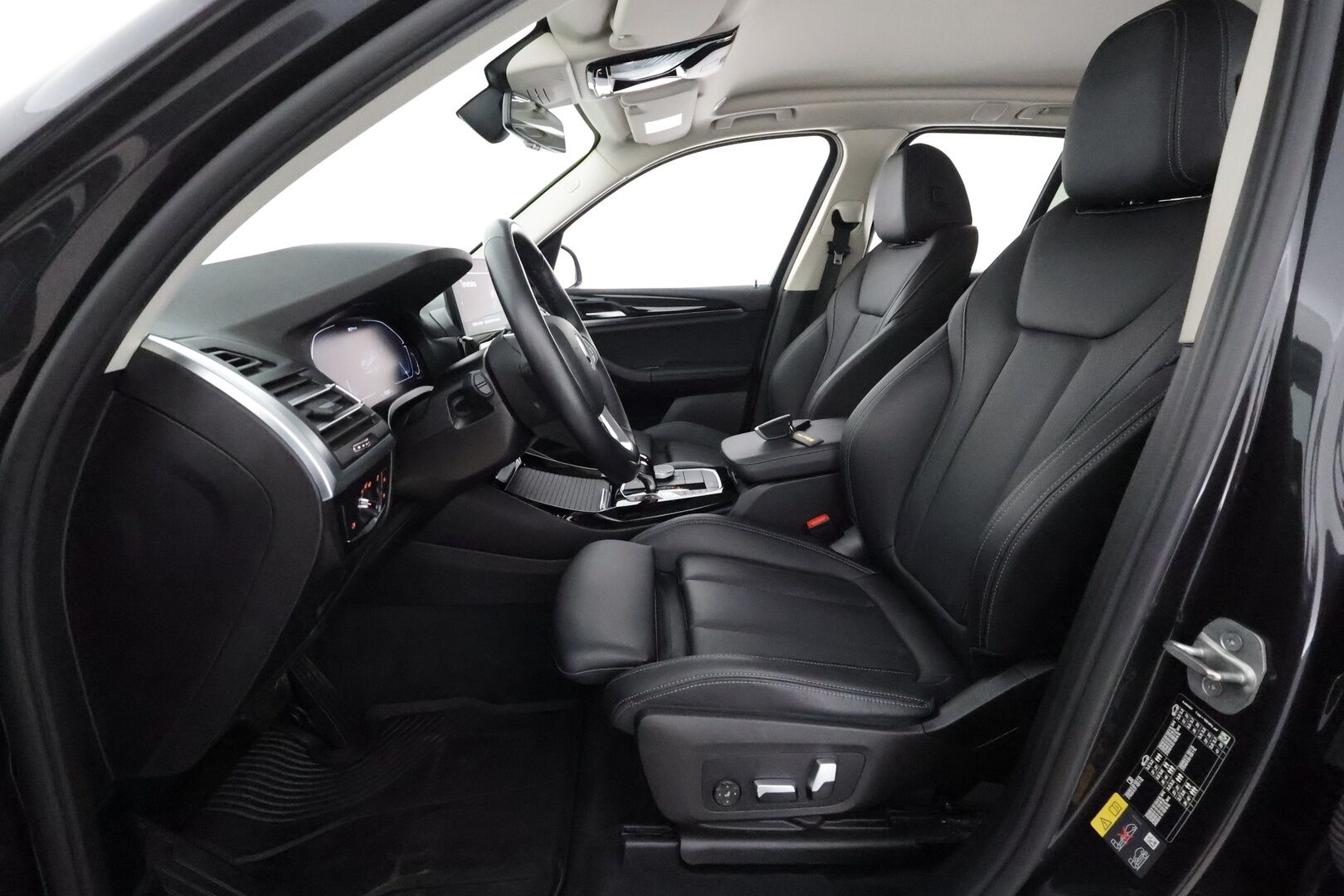BMW X3 2022 G01 xDrive 30e A Charged Edition **1.Om Suomi-auto / 360° Kamera / Sporttipenkki Muistilla / HiFi / LED-valot / Navi** - 3,99 % KORKOTARJOUS TÄHÄN AUTOON - Akku kuntotarkastettu / Kaistavahti / Digimittaristo / KeylessGO / 2x Renkaat
