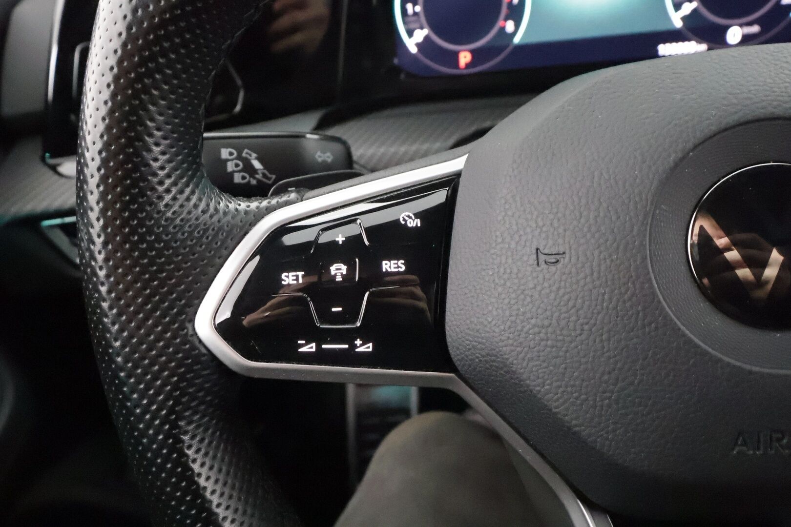 Volkswagen Golf 2022 Variant R-Line 1,5 eTSI 110 kW (MHEV) DSG-automaatti`*Adapt.vakkari / Webasto / 1om. Suomi-auto / Digimittaristo* - Kahdet renkaat / Merkkihuollettu