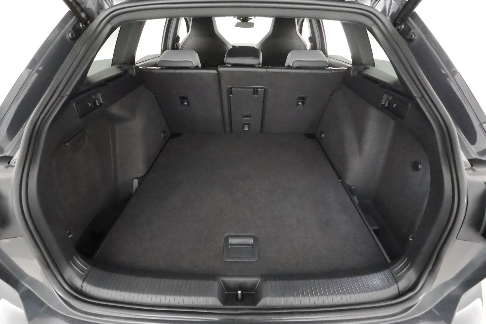 Volkswagen Golf 2022 Variant R-Line 1,5 eTSI 110 kW (MHEV) DSG-automaatti`*Adapt.vakkari / Webasto / 1om. Suomi-auto / Digimittaristo* - Kahdet renkaat / Merkkihuollettu