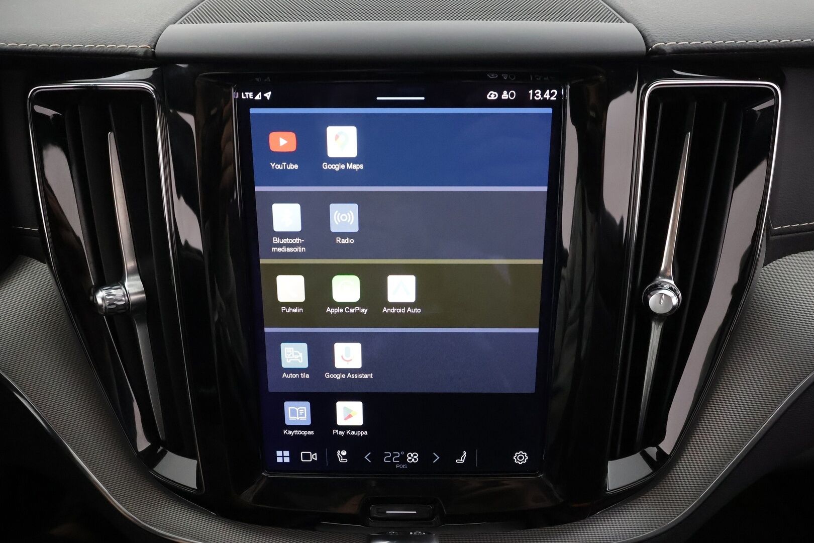 Volvo XC60 2022 T8 AWD Long Range High Performance R-Design Edition aut * ACC / Webasto / Muistipenkki / Koukku / Full LED * - Panorama / 1.Om Suomi-auto / Kahdet renkaat aluvanteilla / Merkkihuollettu