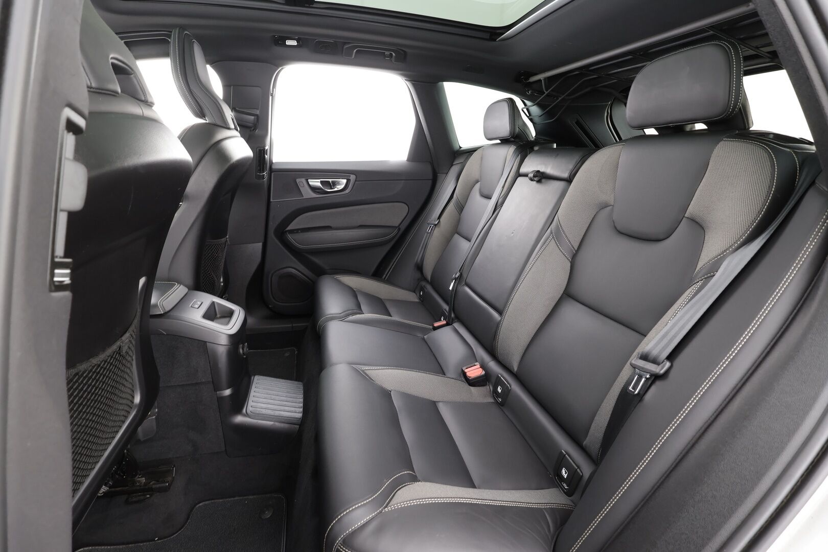 Volvo XC60 2022 T8 AWD Long Range High Performance R-Design Edition aut * ACC / Webasto / Muistipenkki / Koukku / Full LED * - Panorama / 1.Om Suomi-auto / Kahdet renkaat aluvanteilla / Merkkihuollettu