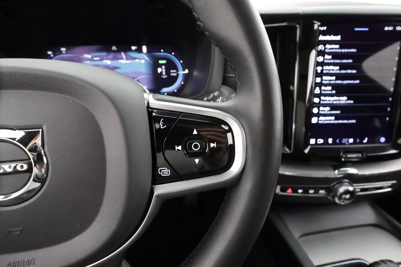 Volvo XC60 2022 T8 AWD Long Range High Performance R-Design Edition aut * ACC / Webasto / Muistipenkki / Koukku / Full LED * - Panorama / 1.Om Suomi-auto / Kahdet renkaat aluvanteilla / Merkkihuollettu