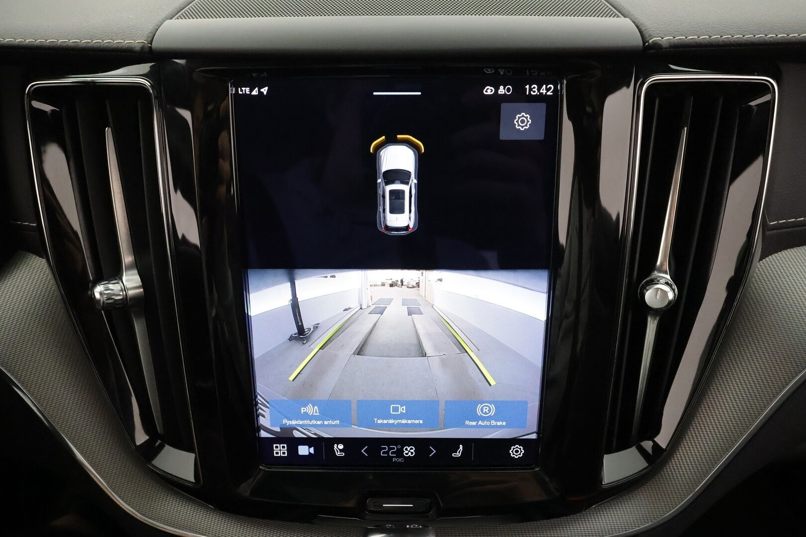 Volvo XC60 2022 T8 AWD Long Range High Performance R-Design Edition aut * ACC / Webasto / Muistipenkki / Koukku / Full LED * - Panorama / 1.Om Suomi-auto / Kahdet renkaat aluvanteilla / Merkkihuollettu