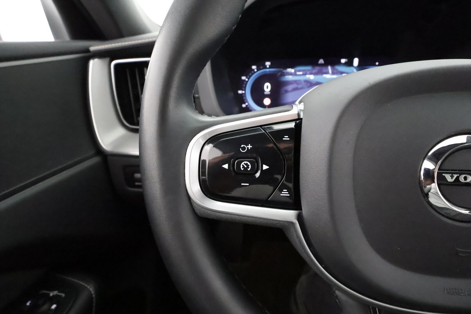 Volvo XC60 2022 T8 AWD Long Range High Performance R-Design Edition aut * ACC / Webasto / Muistipenkki / Koukku / Full LED * - Panorama / 1.Om Suomi-auto / Kahdet renkaat aluvanteilla / Merkkihuollettu