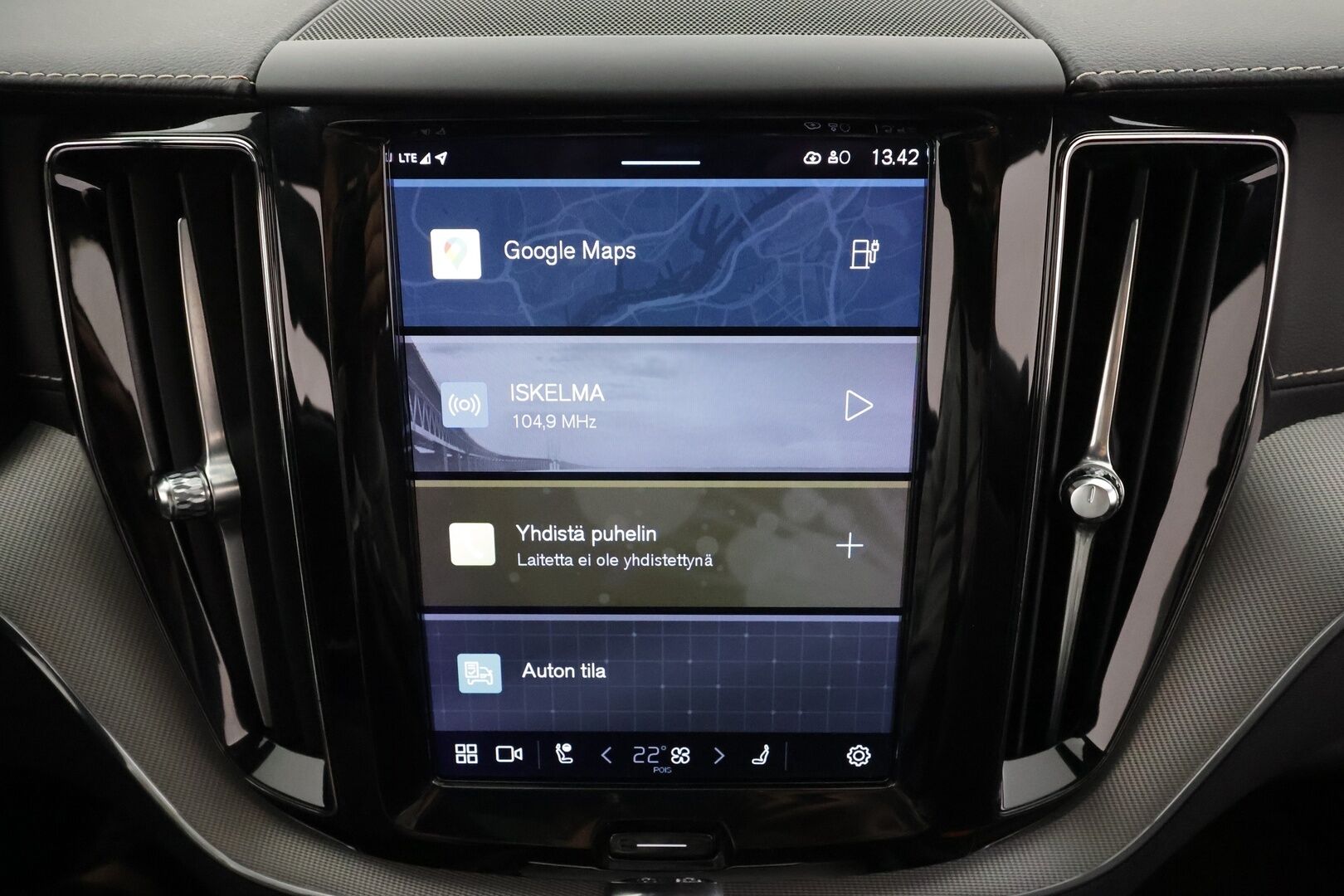 Volvo XC60 2022 T8 AWD Long Range High Performance R-Design Edition aut * ACC / Webasto / Muistipenkki / Koukku / Full LED * - Panorama / 1.Om Suomi-auto / Kahdet renkaat aluvanteilla / Merkkihuollettu