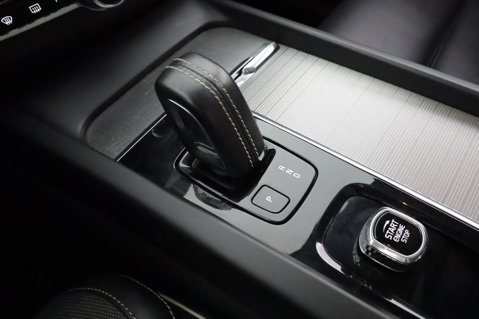 Volvo XC60 2022 T8 AWD Long Range High Performance R-Design Edition aut * ACC / Webasto / Muistipenkki / Koukku / Full LED * - Panorama / 1.Om Suomi-auto / Kahdet renkaat aluvanteilla / Merkkihuollettu