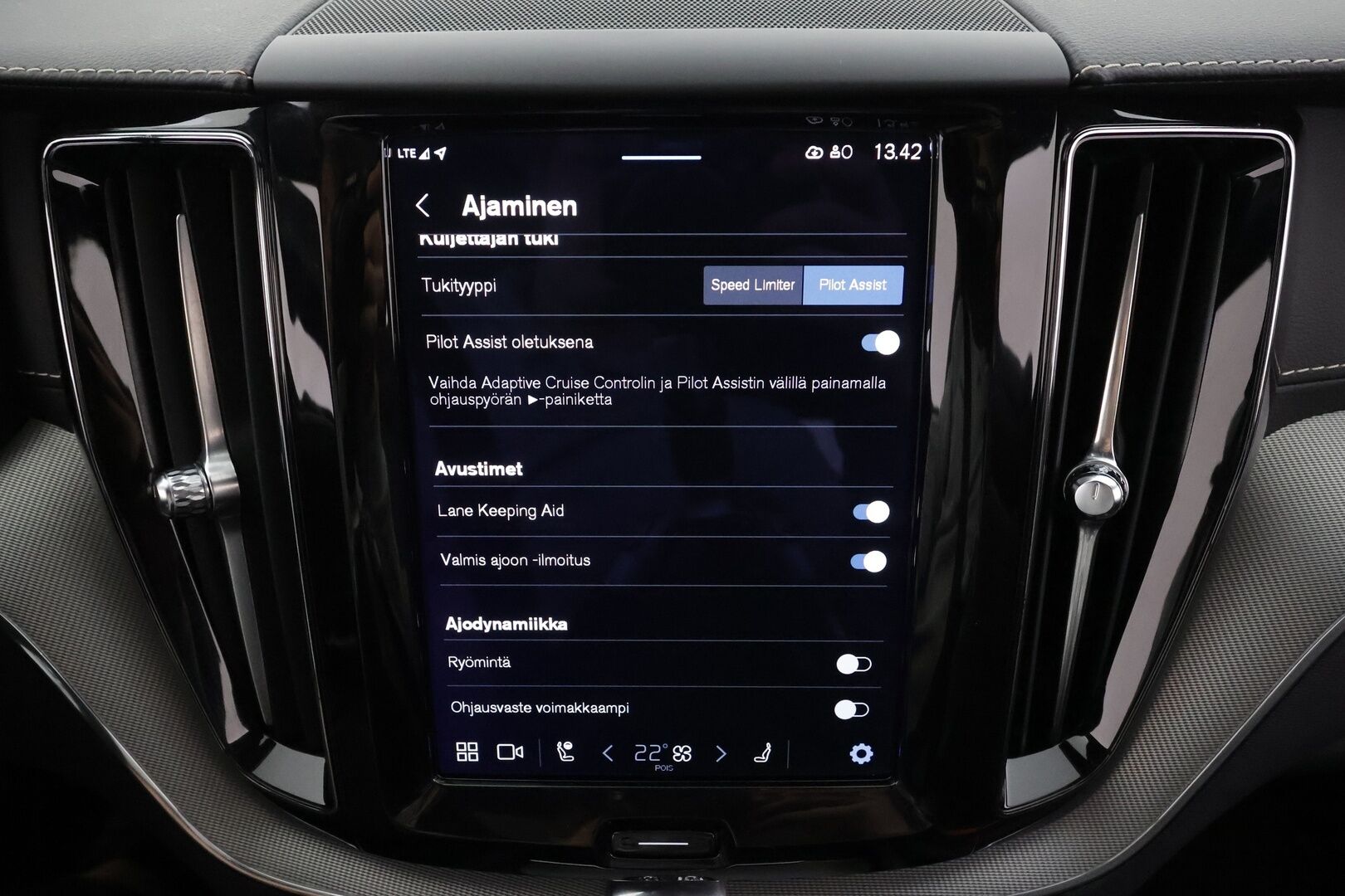 Volvo XC60 2022 T8 AWD Long Range High Performance R-Design Edition aut * ACC / Webasto / Muistipenkki / Koukku / Full LED * - Panorama / 1.Om Suomi-auto / Kahdet renkaat aluvanteilla / Merkkihuollettu