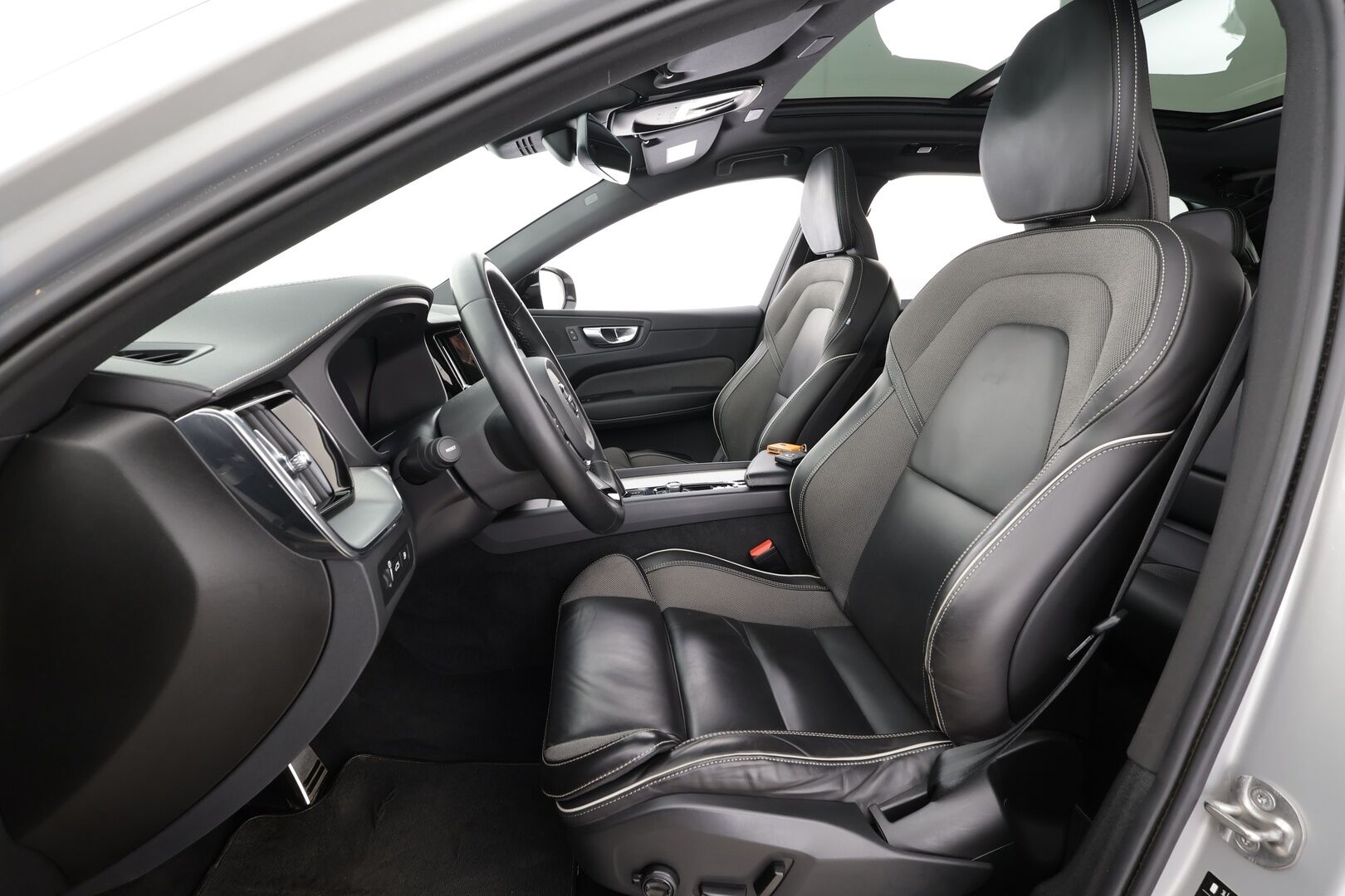 Volvo XC60 2022 T8 AWD Long Range High Performance R-Design Edition aut * ACC / Webasto / Muistipenkki / Koukku / Full LED * - Panorama / 1.Om Suomi-auto / Kahdet renkaat aluvanteilla / Merkkihuollettu