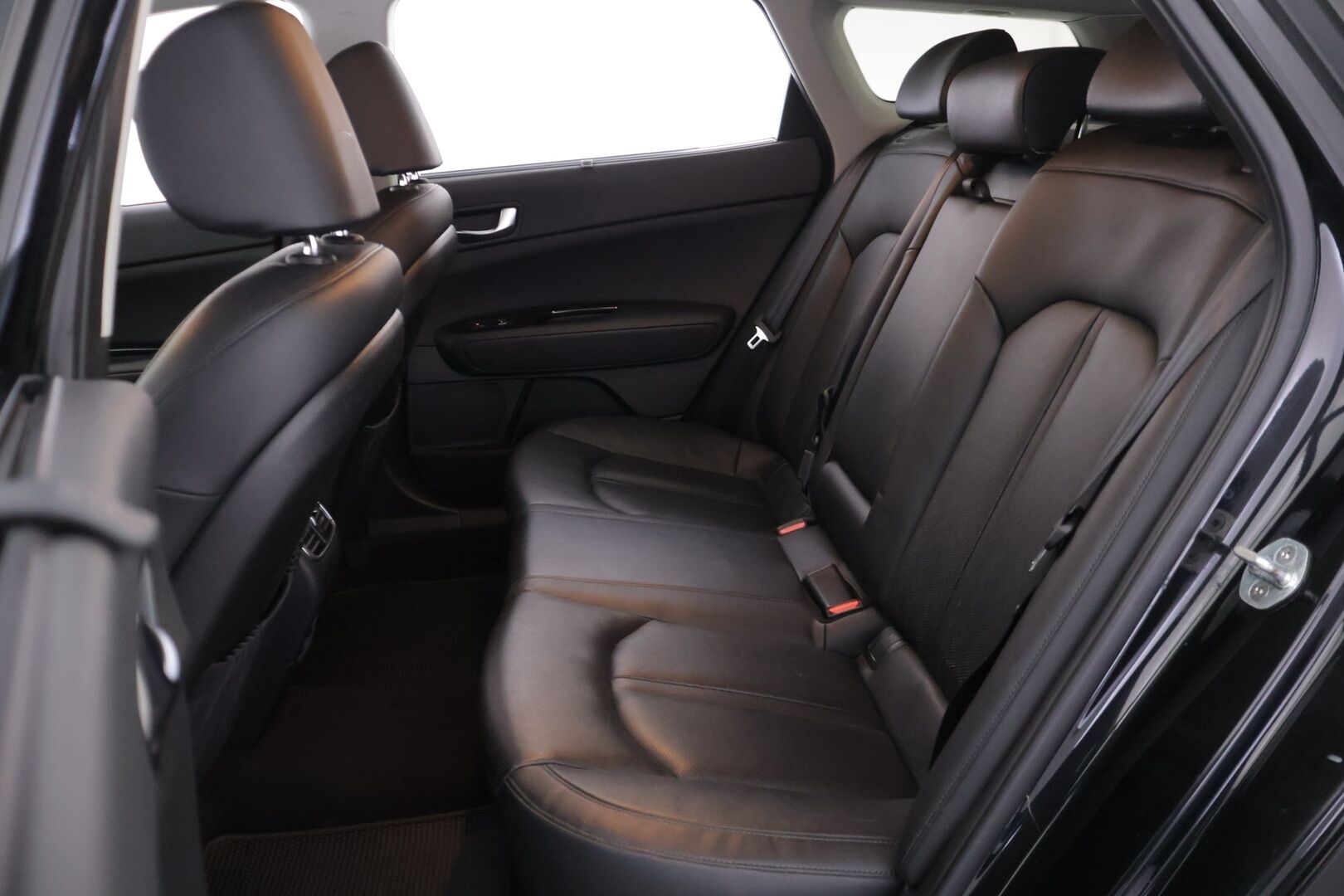 Kia Optima 2018 2,0 GDI PHEV Business Premium A/T *Ilmastoidut Nahat / Harman/Kardon / Adapt. Vakkari / P-kamera / Ratinlämmitin* - Muistipenkki / Navi / Keyless / Hyvä huoltohistoria / Kahdet renkaat aluvanteilla - HULLUT VÄLIPÄIVÄT KORKOTARJOUS 2,49%