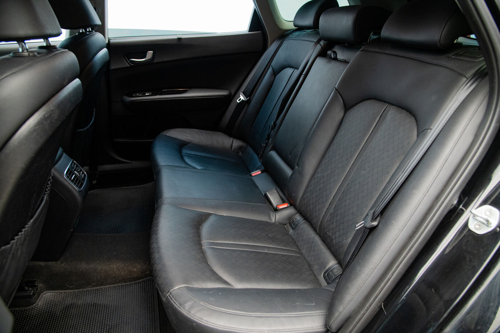 Kia Optima 2018 2,0 GDI PHEV Business Premium A/T *Ilmastoidut Nahat / Harman/Kardon / Adapt. Vakkari / P-kamera / Ratinlämmitin* - Muistipenkki / Navi / Keyless / Hyvä huoltohistoria / Kahdet renkaat aluvanteilla - HULLUT JOULUT KORKOTARJOUS 2,49% 