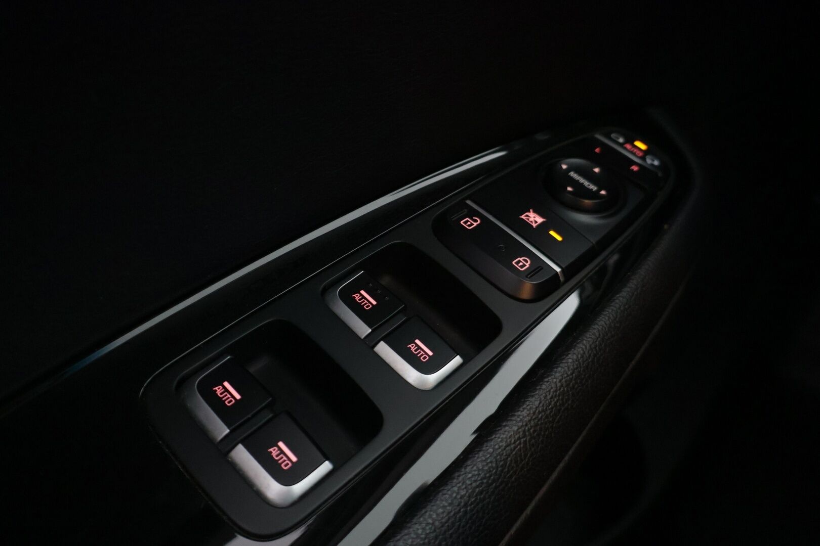 Kia Optima 2018 2,0 GDI PHEV Business Premium A/T *Ilmastoidut Nahat / Harman/Kardon / Adapt. Vakkari / P-kamera / Ratinlämmitin* - Muistipenkki / Navi / Keyless / Hyvä huoltohistoria / Kahdet renkaat aluvanteilla - HULLUT VÄLIPÄIVÄT KORKOTARJOUS 2,49%