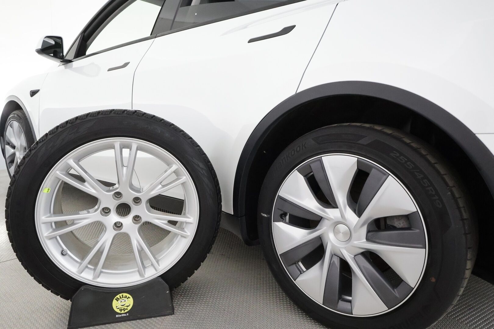 Tesla Model Y 2022 Long Range **Lämpöpumppu / Lasikatto / Matrix-LED / Adapt.Vakkari / P.Kamera / Muistipenkki / Navi / Keyless** - 3,99 % KORKOTARJOUS TÄHÄN AUTOON - 1-om Suomi-auto / Akku kuntotarkastettu / 2x Latauskaapelit / Kahdet Renkaat