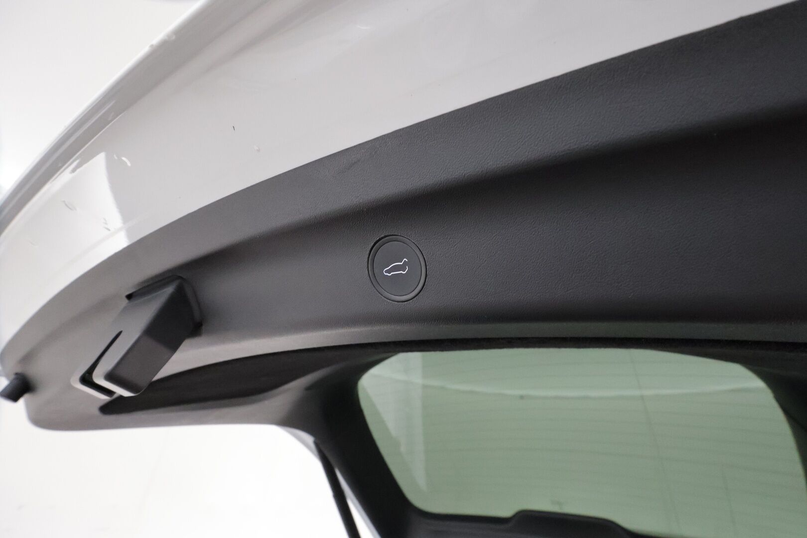 Tesla Model Y 2022 Long Range **Lämpöpumppu / Lasikatto / Matrix-LED / Adapt.Vakkari / P.Kamera / Muistipenkki / Navi / Keyless** - 3,99 % KORKOTARJOUS TÄHÄN AUTOON - 1-om Suomi-auto / Akku kuntotarkastettu / 2x Latauskaapelit / Kahdet Renkaat