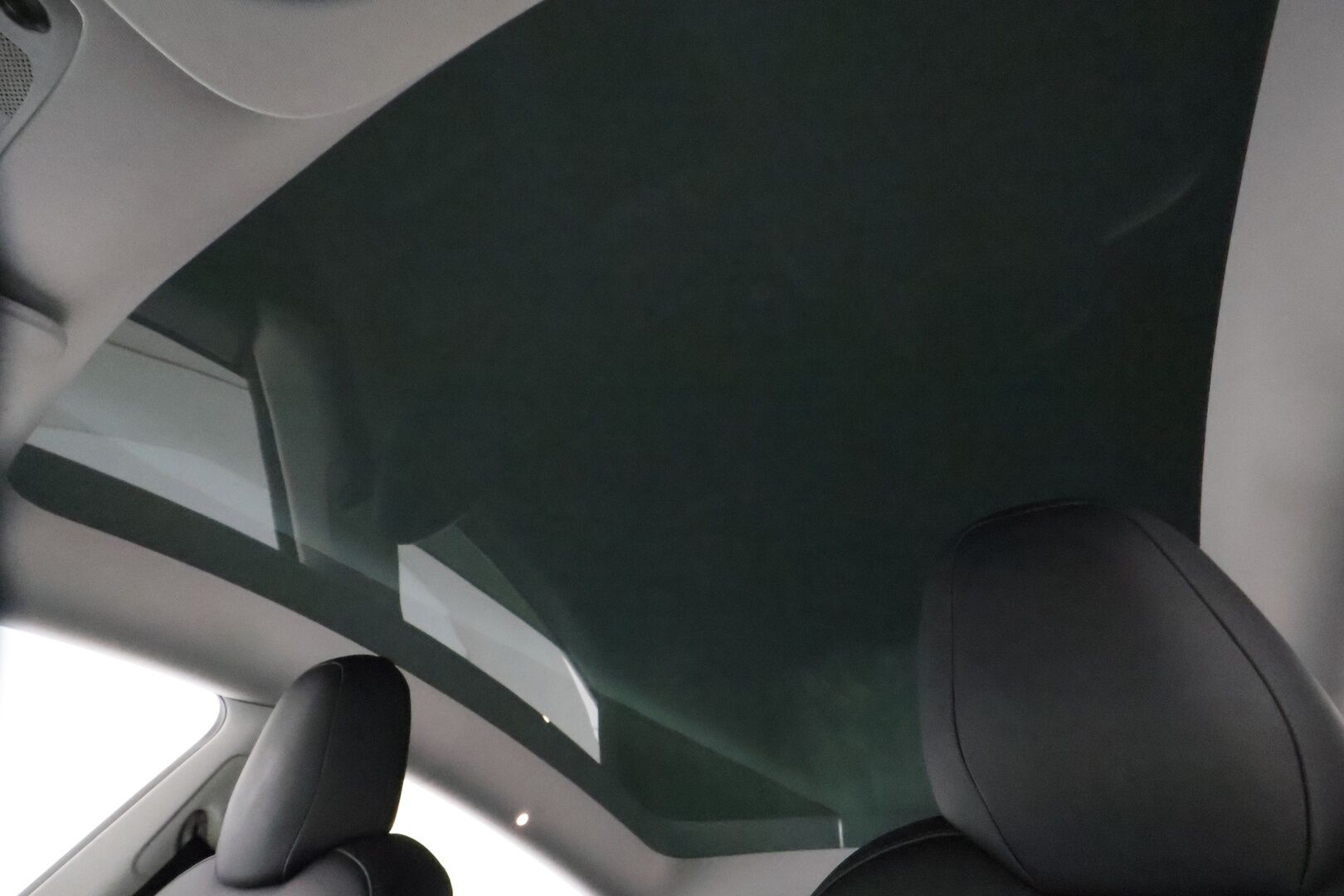 Tesla Model Y 2022 Long Range **Lämpöpumppu / Lasikatto / Matrix-LED / Adapt.Vakkari / P.Kamera / Muistipenkki / Navi / Keyless** - 3,99 % KORKOTARJOUS TÄHÄN AUTOON - 1-om Suomi-auto / Akku kuntotarkastettu / 2x Latauskaapelit / Kahdet Renkaat
