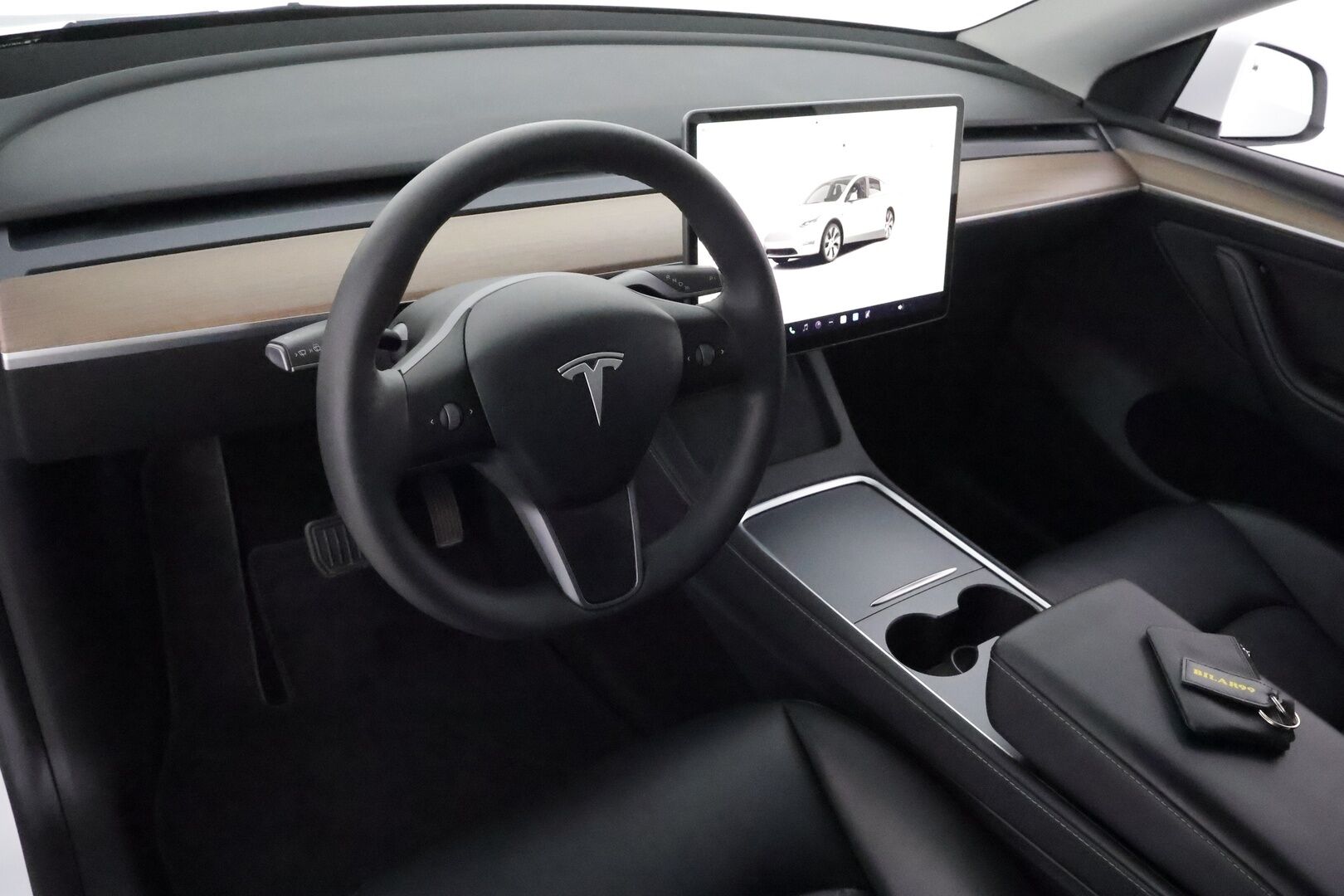 Tesla Model Y 2022 Long Range **Lämpöpumppu / Lasikatto / Matrix-LED / Adapt.Vakkari / P.Kamera / Muistipenkki / Navi / Keyless** - 3,99 % KORKOTARJOUS TÄHÄN AUTOON - 1-om Suomi-auto / Akku kuntotarkastettu / 2x Latauskaapelit / Kahdet Renkaat