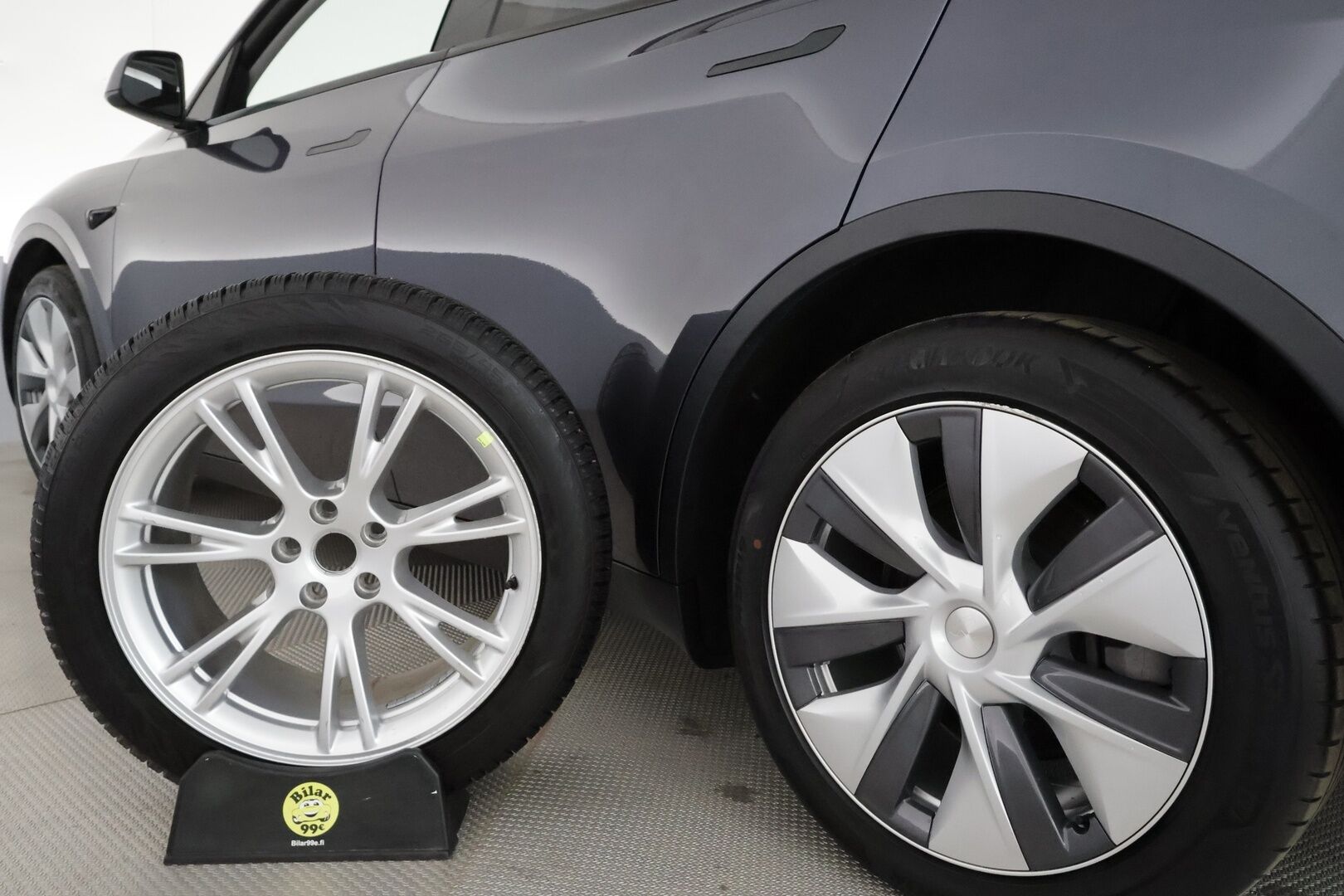 Tesla Model Y 2022 Long Range **Lämpöpumppu / Lasikatto / Matrix-LED / Adapt.Vakkari / P.Kamera / Muistipenkki / Navi / Keyless** - 3,99 % KORKOTARJOUS TÄHÄN AUTOON - 1-om Suomi-auto / 2x Latauskaapelit / Kahdet Renkaat