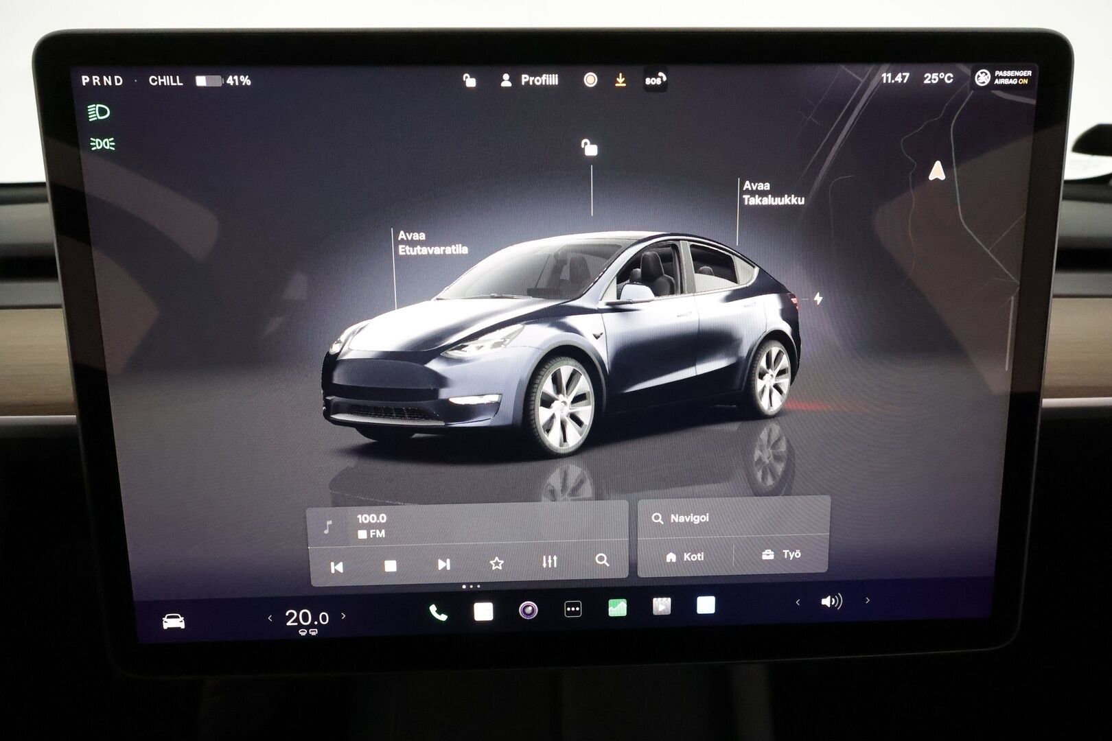 Tesla Model Y 2022 Long Range **Lämpöpumppu / Lasikatto / Matrix-LED / Adapt.Vakkari / P.Kamera / Muistipenkki / Navi / Keyless** - 3,99 % KORKOTARJOUS TÄHÄN AUTOON - 1-om Suomi-auto / 2x Latauskaapelit / Kahdet Renkaat