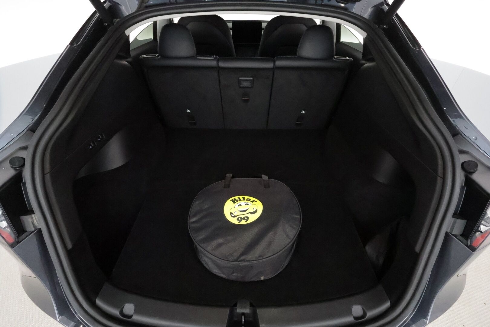 Tesla Model Y 2022 Long Range **Lämpöpumppu / Lasikatto / Matrix-LED / Adapt.Vakkari / P.Kamera / Muistipenkki / Navi / Keyless** - 3,99 % KORKOTARJOUS TÄHÄN AUTOON - 1-om Suomi-auto / 2x Latauskaapelit / Kahdet Renkaat