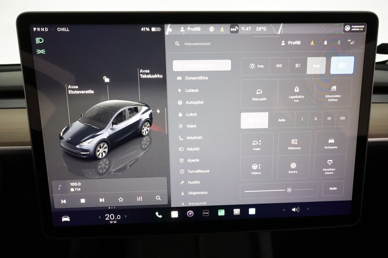 Tesla Model Y 2022 Long Range **Lämpöpumppu / Lasikatto / Matrix-LED / Adapt.Vakkari / P.Kamera / Muistipenkki / Navi / Keyless** - 3,99 % KORKOTARJOUS TÄHÄN AUTOON - 1-om Suomi-auto / 2x Latauskaapelit / Kahdet Renkaat