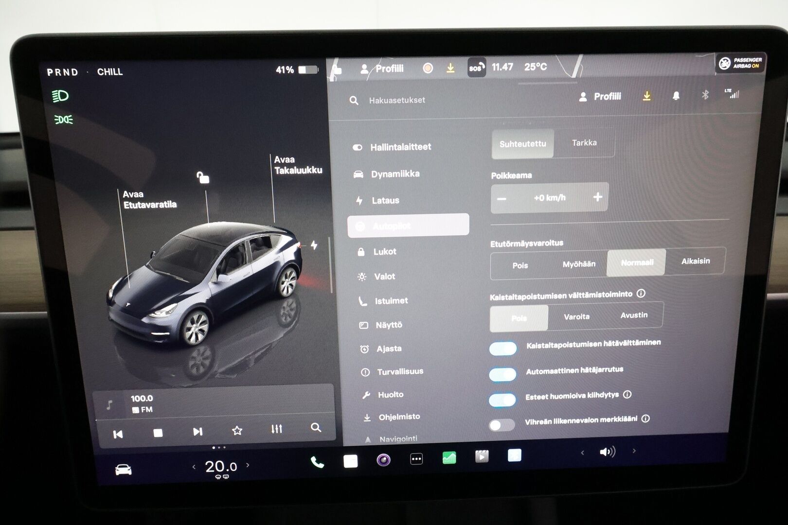 Tesla Model Y 2022 Long Range **Lämpöpumppu / Lasikatto / Matrix-LED / Adapt.Vakkari / P.Kamera / Muistipenkki / Navi / Keyless** - 3,99 % KORKOTARJOUS TÄHÄN AUTOON - 1-om Suomi-auto / 2x Latauskaapelit / Kahdet Renkaat
