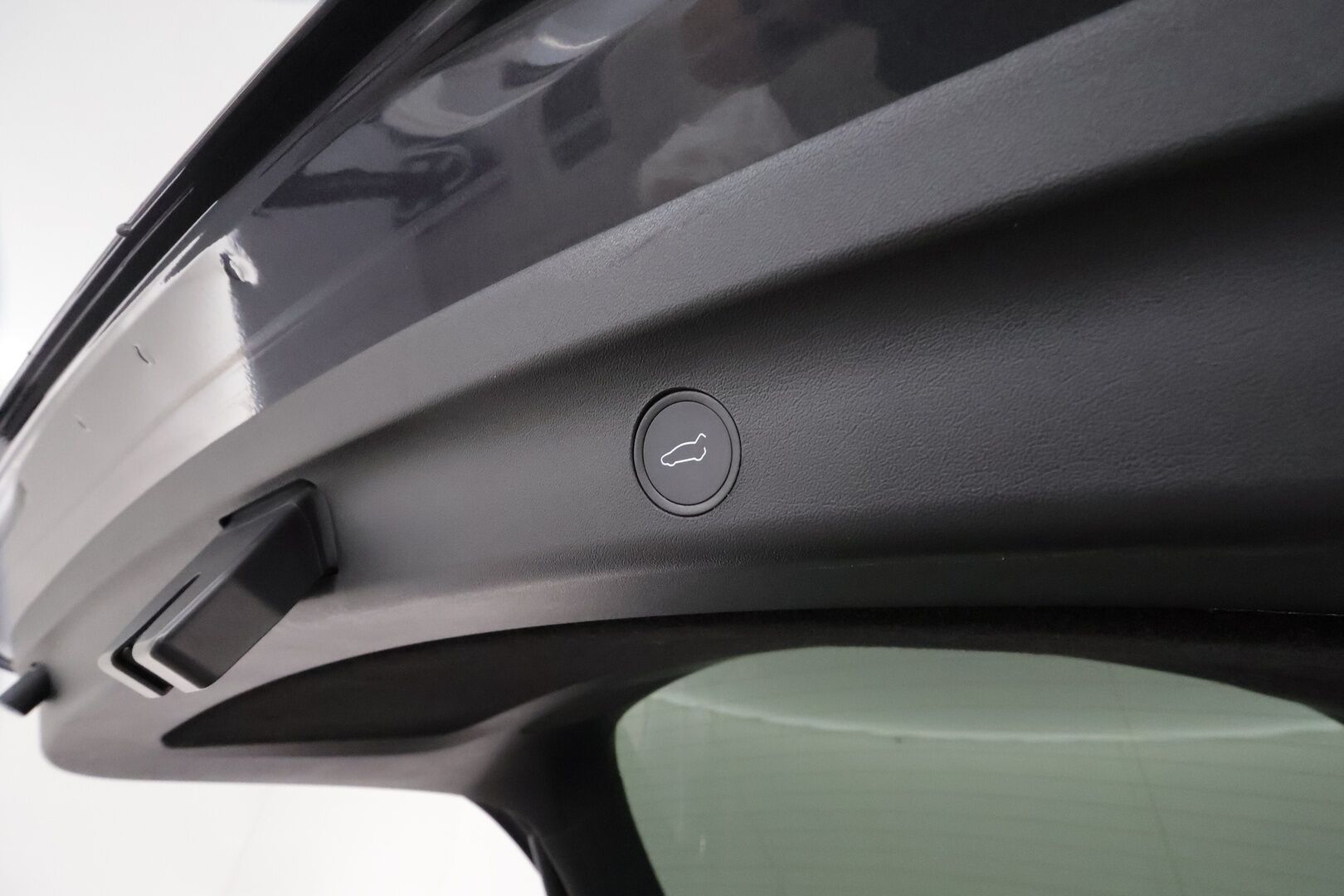 Tesla Model Y 2022 Long Range **Lämpöpumppu / Lasikatto / Matrix-LED / Adapt.Vakkari / P.Kamera / Muistipenkki / Navi / Keyless** - 3,99 % KORKOTARJOUS TÄHÄN AUTOON - 1-om Suomi-auto / 2x Latauskaapelit / Kahdet Renkaat