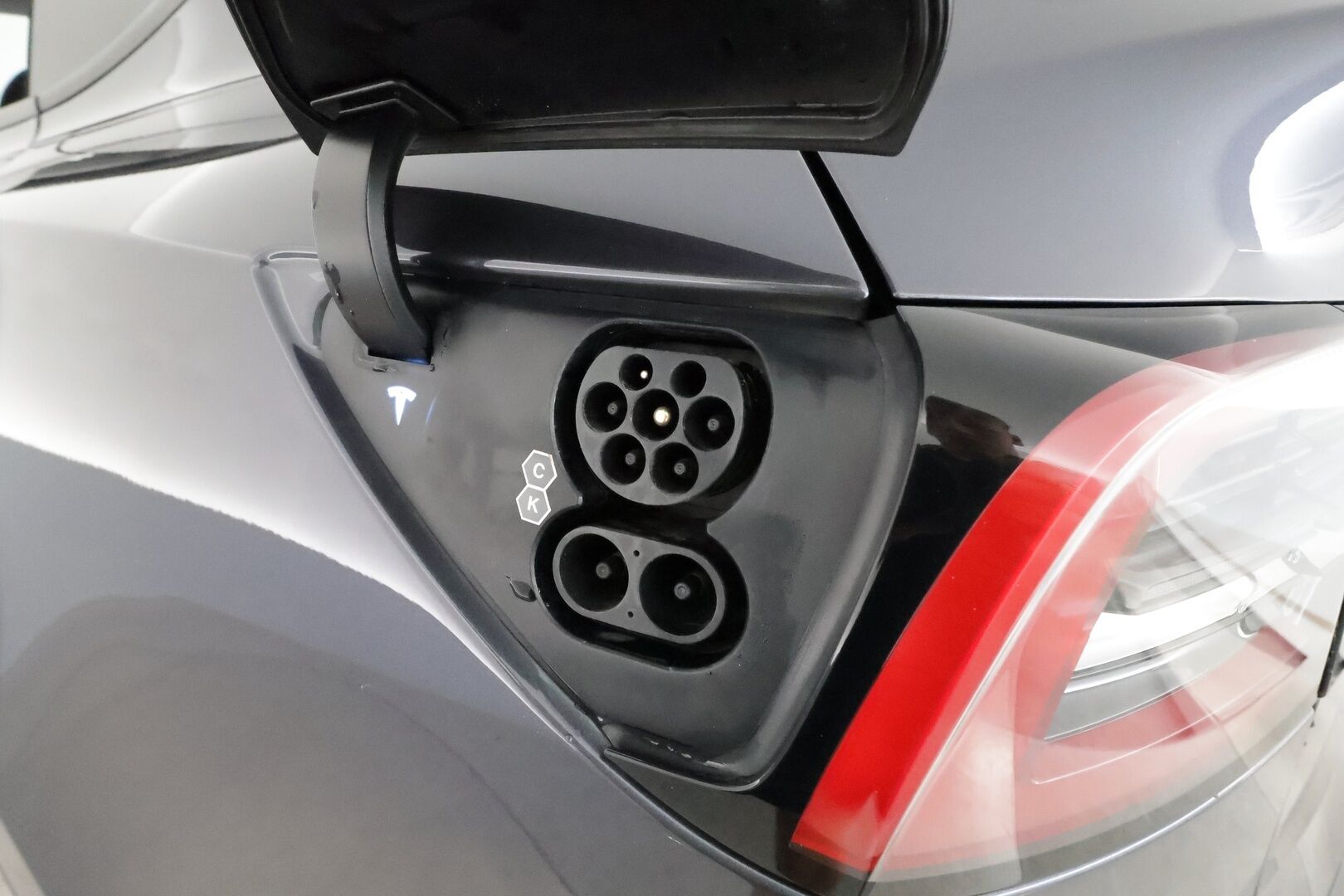 Tesla Model Y 2022 Long Range **Lämpöpumppu / Lasikatto / Matrix-LED / Adapt.Vakkari / P.Kamera / Muistipenkki / Navi / Keyless** - 3,99 % KORKOTARJOUS TÄHÄN AUTOON - 1-om Suomi-auto / 2x Latauskaapelit / Kahdet Renkaat