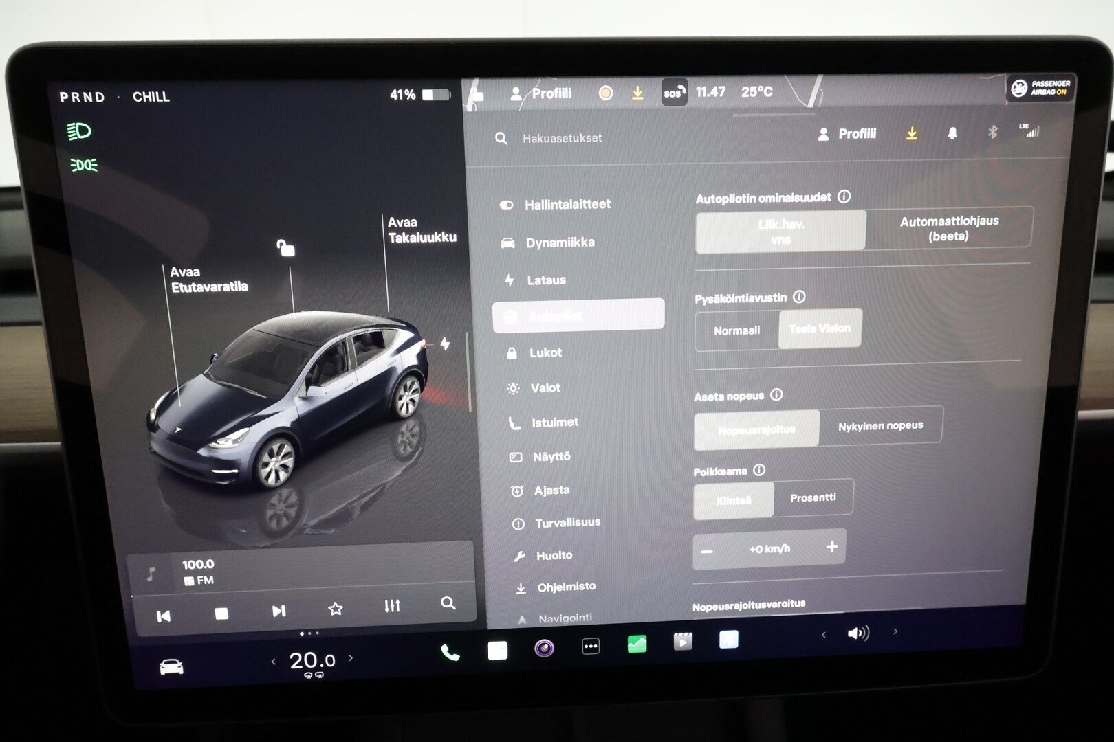 Tesla Model Y 2022 Long Range **Lämpöpumppu / Lasikatto / Matrix-LED / Adapt.Vakkari / P.Kamera / Muistipenkki / Navi / Keyless** - 3,99 % KORKOTARJOUS TÄHÄN AUTOON - 1-om Suomi-auto / 2x Latauskaapelit / Kahdet Renkaat