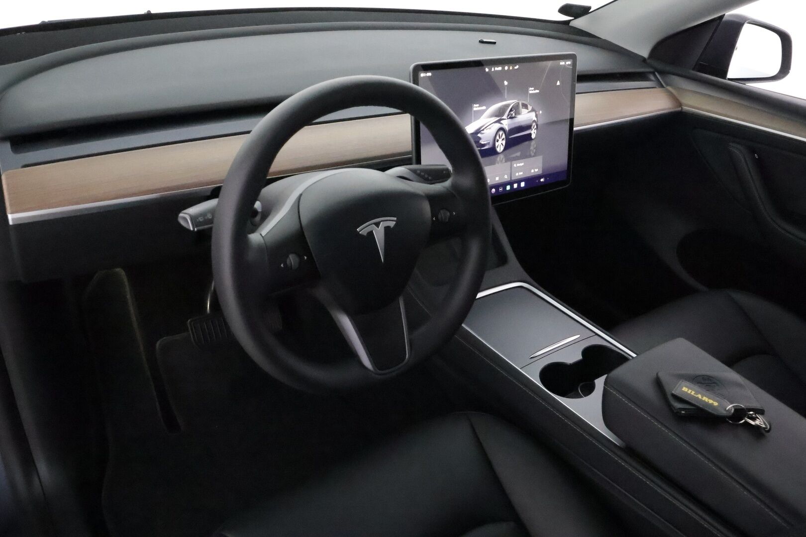Tesla Model Y 2022 Long Range **Lämpöpumppu / Lasikatto / Matrix-LED / Adapt.Vakkari / P.Kamera / Muistipenkki / Navi / Keyless** - 3,99 % KORKOTARJOUS TÄHÄN AUTOON - 1-om Suomi-auto / 2x Latauskaapelit / Kahdet Renkaat