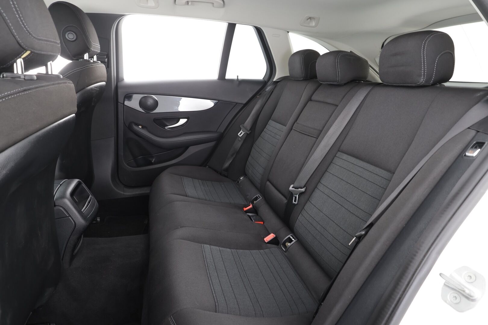Mercedes-Benz C 2018 200 d T A * Distronic+ / Sporttipenkit / Navi / LED / Sähköluukku / Kaistavahti / Peruutustutkat! - Kahdet renkaat aluvanteilla / Juuri huollettu 