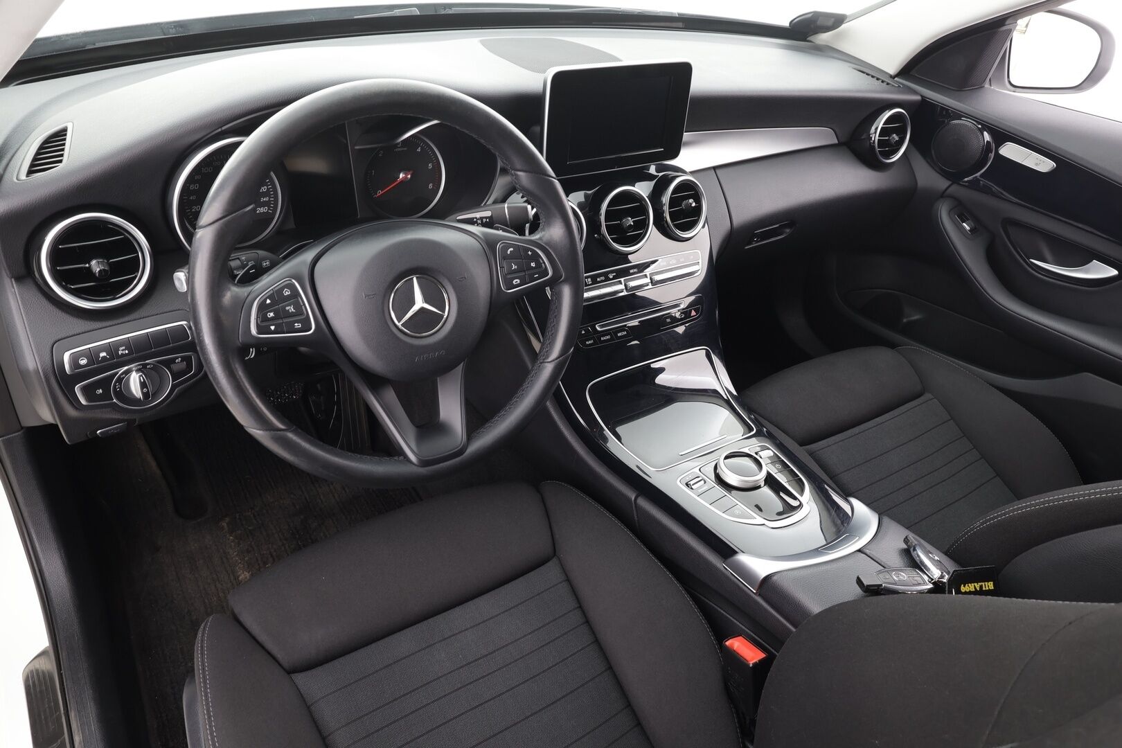 Mercedes-Benz C 2018 200 d T A * Distronic+ / Sporttipenkit / Navi / LED / Sähköluukku / Kaistavahti / Peruutustutkat! - Kahdet renkaat aluvanteilla / Juuri huollettu 