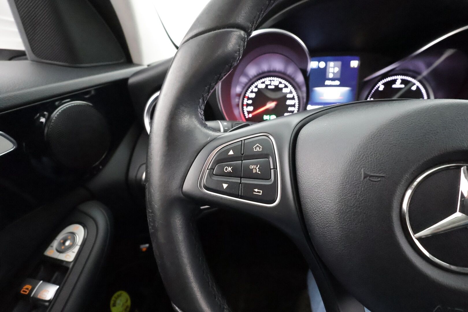 Mercedes-Benz C 2018 200 d T A * Distronic+ / Sporttipenkit / Navi / LED / Sähköluukku / Kaistavahti / Peruutustutkat! - Kahdet renkaat aluvanteilla / Juuri huollettu 
