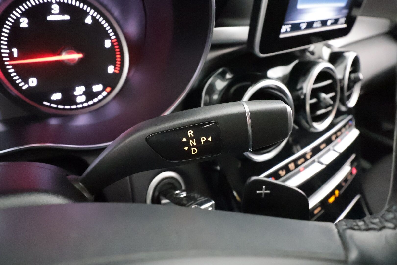Mercedes-Benz C 2018 200 d T A * Distronic+ / Sporttipenkit / Navi / LED / Sähköluukku / Kaistavahti / Peruutustutkat! - Kahdet renkaat aluvanteilla / Juuri huollettu 