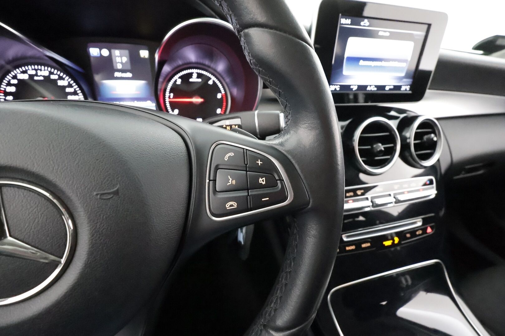 Mercedes-Benz C 2018 200 d T A * Distronic+ / Sporttipenkit / Navi / LED / Sähköluukku / Kaistavahti / Peruutustutkat! - Kahdet renkaat aluvanteilla / Juuri huollettu 