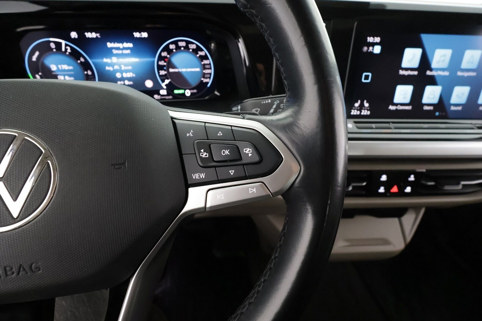 Volkswagen Multivan 2022 pitkä Life Business eHybrid 160kW DSG (PHEV) 7-P * ACC / Webasto / Sähköovet / Panorama / Navi / Keyless * - Suomi-auto / 2xRenkaat 