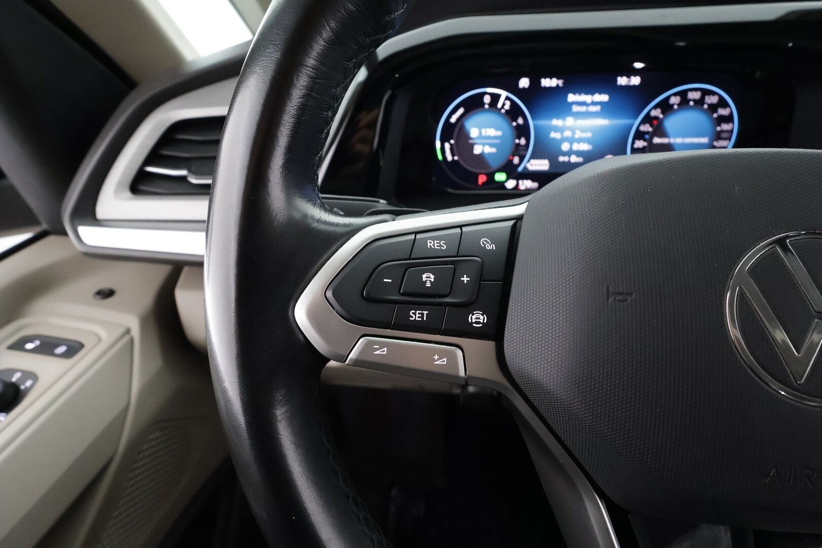 Volkswagen Multivan 2022 pitkä Life Business eHybrid 160kW DSG (PHEV) 7-P * ACC / Webasto / Sähköovet / Panorama / Navi / Keyless * - Suomi-auto / 2xRenkaat 