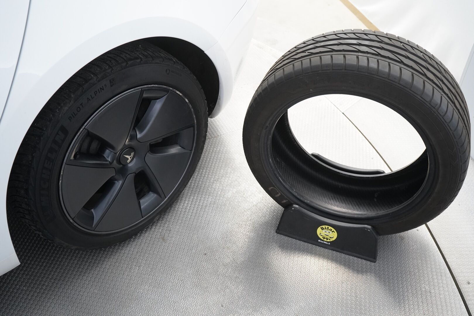 Tesla Model 3 2021 Long Range Dual Motor AWD *ACC / P. kamera / Nahkasisusta / Lasikatto* - Kahdet renkaat / Hieno metalliväri