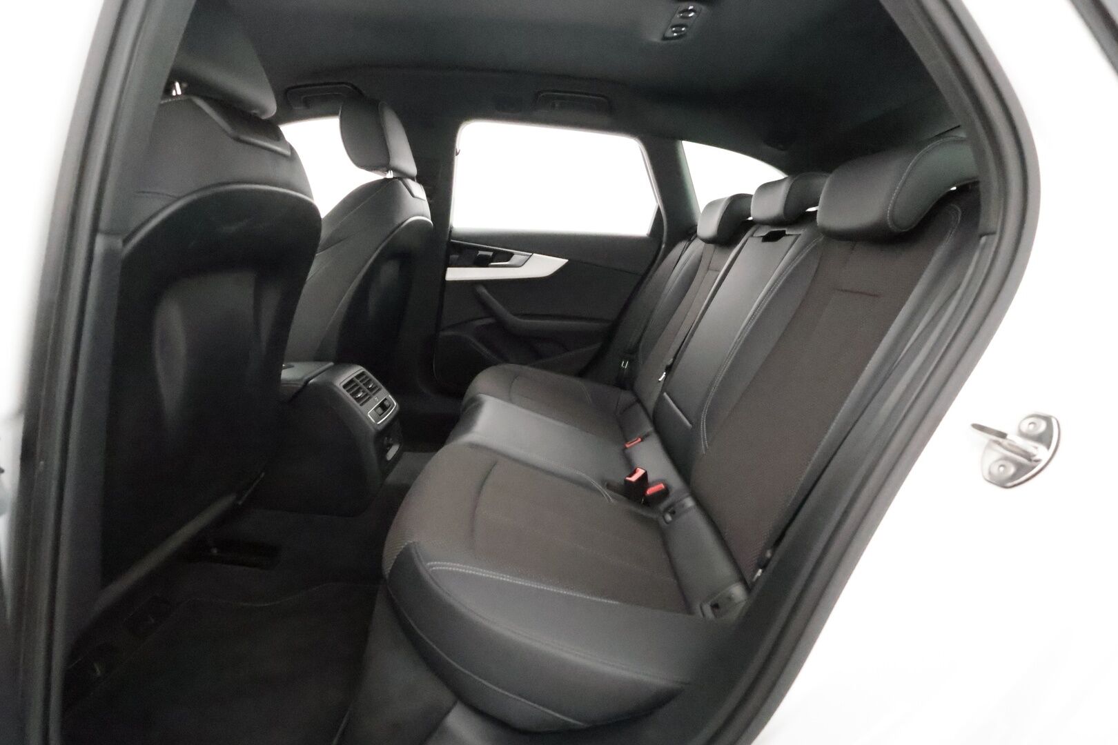 Audi A4 2022 Avant Business Advanced 40 TFSI 150 kW MHEV quattro S tronic ** Pa-lisälämmitin / Koukku / Facelift / P.kamera - 1 omisteinen / Sporttiset puolinahat / Apple&Android 