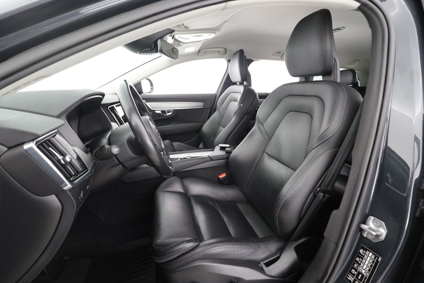 Volvo V90 Cross Country 2018 D4 AWD Pro aut * ACC / HUD / 360° / Muistipenkki / Full LED / Webasto / Koukku / Keyless / Navi / Nahat * - Kahdet renkaat aluvanteilla - HULLUT AVAJAISHULINAT KORKOTARJOUS 3,29 %