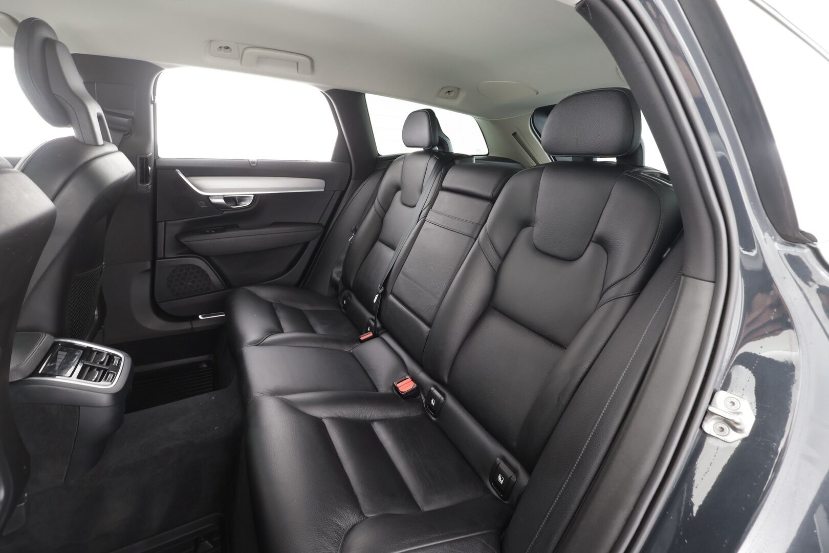 Volvo V90 Cross Country 2018 D4 AWD Pro aut * ACC / HUD / 360° / Muistipenkki / Full LED / Webasto / Koukku / Keyless / Navi / Nahat * - Kahdet renkaat aluvanteilla - HULLUT AVAJAISHULINAT KORKOTARJOUS 3,29 %