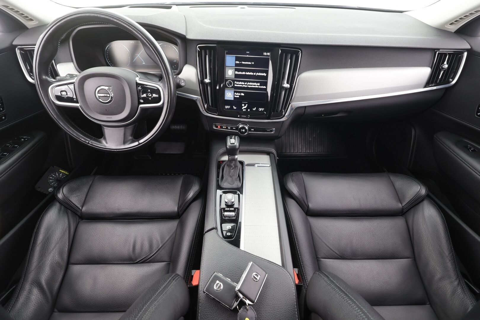 Volvo V90 Cross Country 2018 D4 AWD Pro aut * ACC / HUD / 360° / Muistipenkki / Full LED / Webasto / Koukku / Keyless / Navi / Nahat * - Kahdet renkaat aluvanteilla - HULLUT AVAJAISHULINAT KORKOTARJOUS 3,29 %