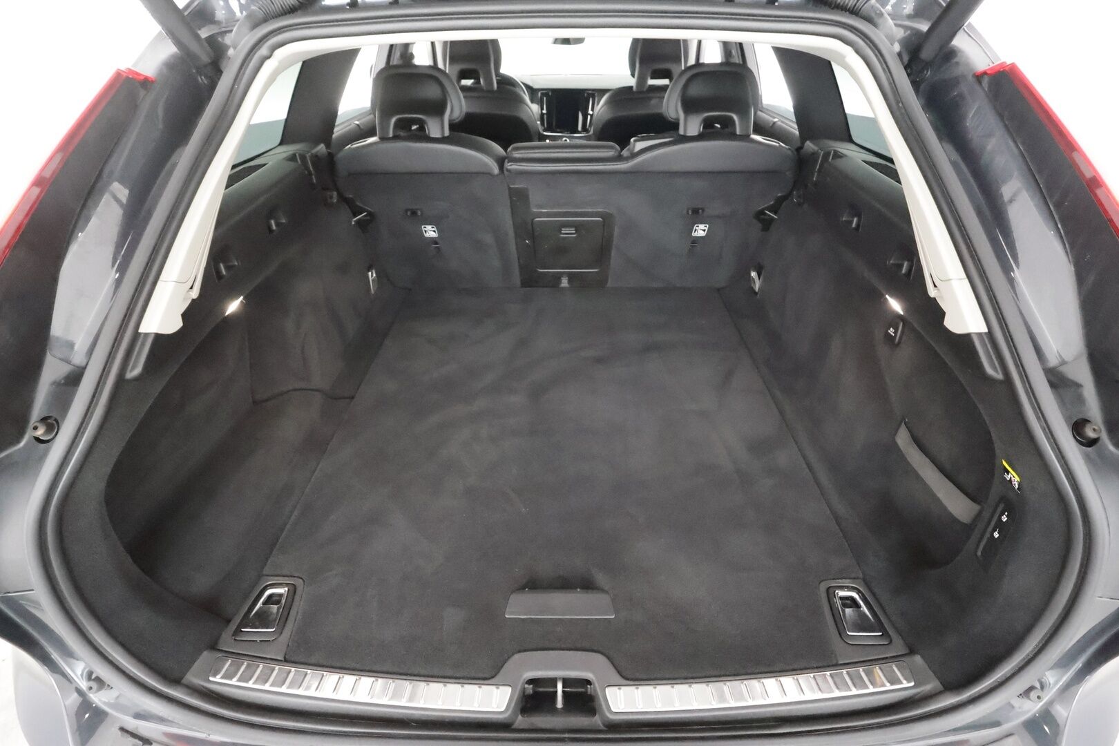 Volvo V90 Cross Country 2018 D4 AWD Pro aut * ACC / HUD / 360° / Muistipenkki / Full LED / Webasto / Koukku / Keyless / Navi / Nahat * - Kahdet renkaat aluvanteilla - HULLUT AVAJAISHULINAT KORKOTARJOUS 3,29 %