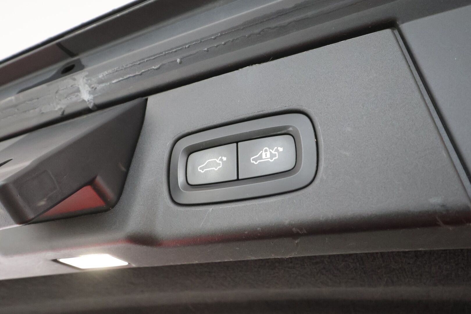 Volvo V90 Cross Country 2017 D4 AWD Pro aut * ACC / HUD / 360° / Muistipenkki / Full LED / Webasto / Koukku / Keyless / Navi / Nahat * - Kahdet renkaat aluvanteilla 