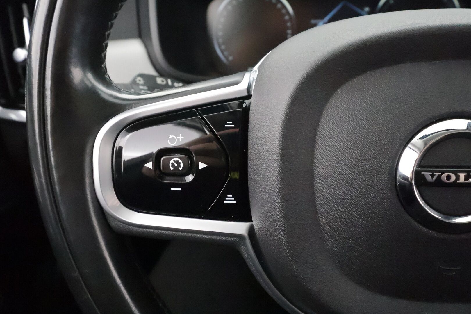 Volvo V90 Cross Country 2018 D4 AWD Pro aut * ACC / HUD / 360° / Muistipenkki / Full LED / Webasto / Koukku / Keyless / Navi / Nahat * - Kahdet renkaat aluvanteilla - HULLUT AVAJAISHULINAT KORKOTARJOUS 3,29 %