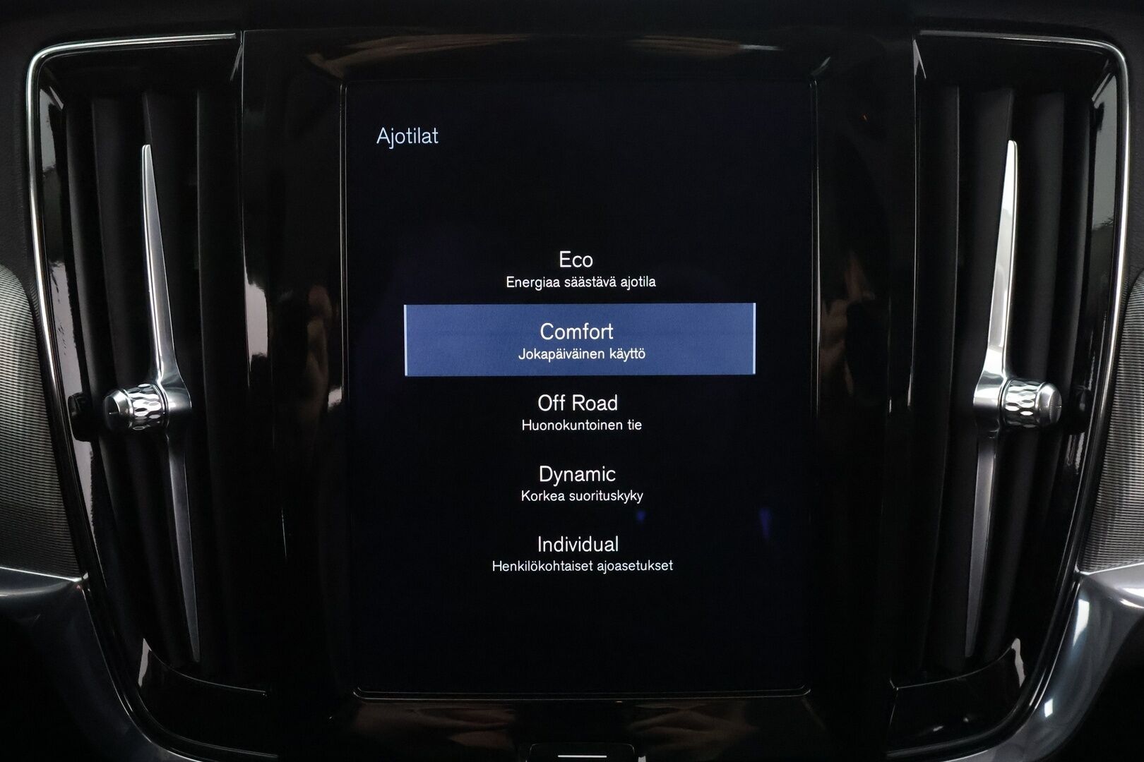 Volvo V90 Cross Country 2017 D4 AWD Pro aut * ACC / HUD / 360° / Muistipenkki / Full LED / Webasto / Koukku / Keyless / Navi / Nahat * - Kahdet renkaat aluvanteilla 