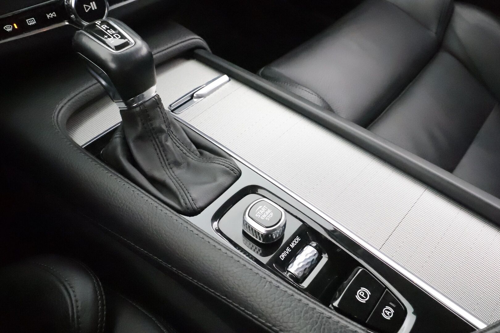 Volvo V90 Cross Country 2018 D4 AWD Pro aut * ACC / HUD / 360° / Muistipenkki / Full LED / Webasto / Koukku / Keyless / Navi / Nahat * - Kahdet renkaat aluvanteilla - HULLUT AVAJAISHULINAT KORKOTARJOUS 3,29 %