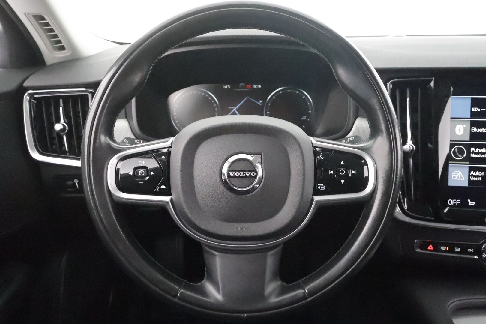 Volvo V90 Cross Country 2017 D4 AWD Pro aut * ACC / HUD / 360° / Muistipenkki / Full LED / Webasto / Koukku / Keyless / Navi / Nahat * - Kahdet renkaat aluvanteilla 