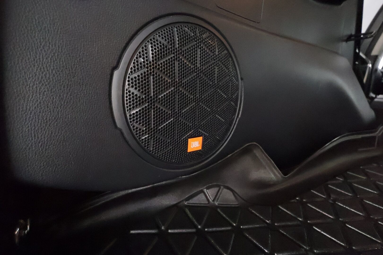 Toyota RAV4 2019 2.5 Hybrid Premium FWD **360° Kamera / Adapt.Vakkari / LED-valot / Ilmastoitu Muistipenkki / Sisätilanlämmitin / Navi** - 3,99 % KORKOTARJOUS TÄHÄN AUTOON - 31.5. ASTI! - Kaistavahti / KeylessGO / 2x Renkaat