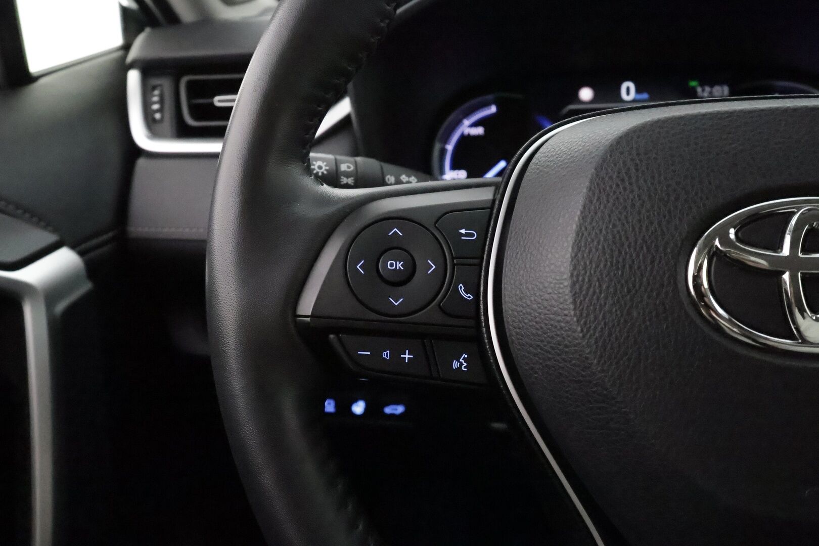 Toyota RAV4 2019 2.5 Hybrid Premium FWD **360° Kamera / Adapt.Vakkari / LED-valot / Ilmastoitu Muistipenkki / Sisätilanlämmitin / Navi** - 3,99 % KORKOTARJOUS TÄHÄN AUTOON - 31.5. ASTI! - Kaistavahti / KeylessGO / 2x Renkaat