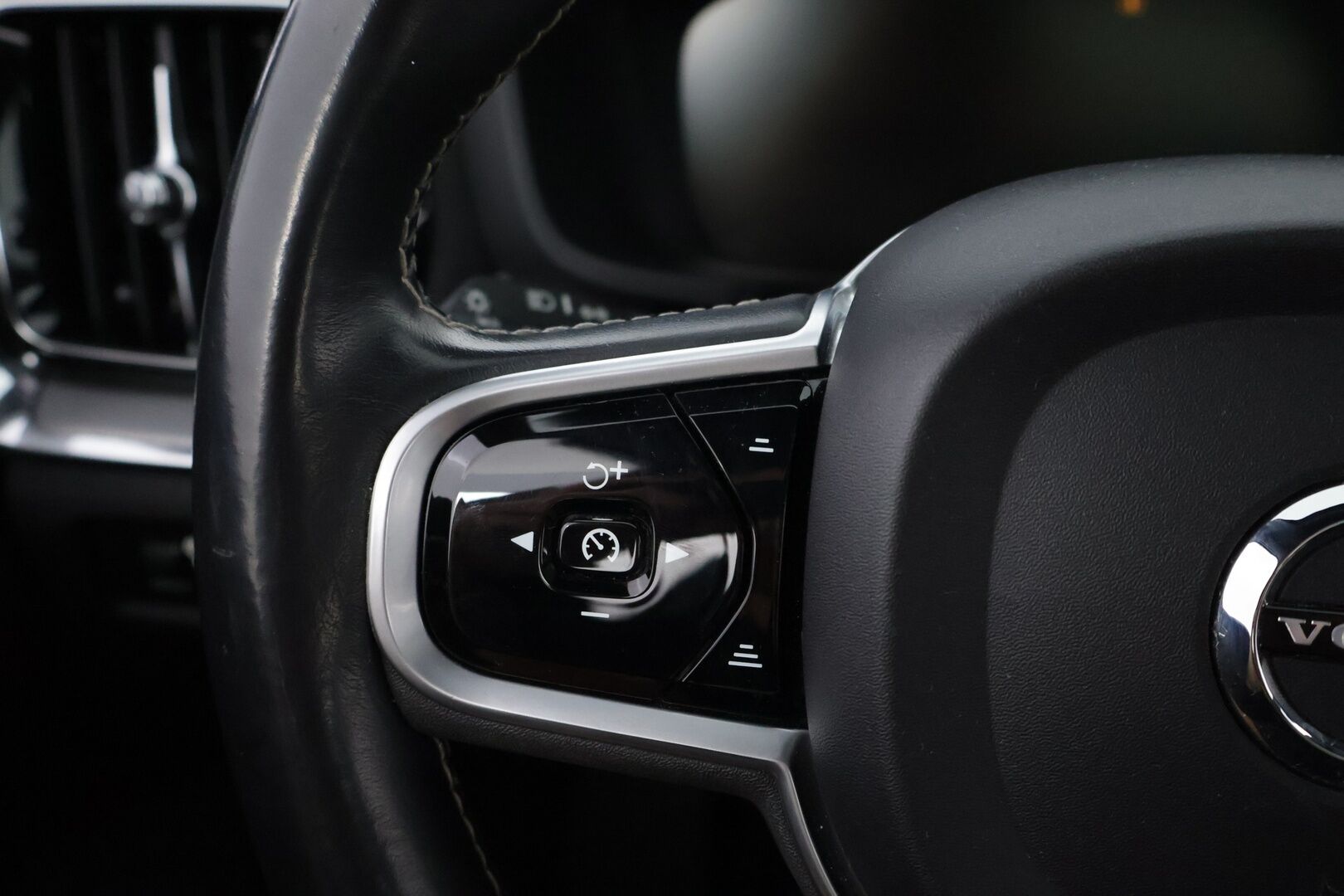 Volvo V60 2019 T8 AWD R-Design aut - Webasto | ACC | HUD | Harman&Kardon | Panoraama | Vetokoukku | P:Kamera | Ratinlämmitin | Sähköluukku | Keyless | Huippuvarusteet!