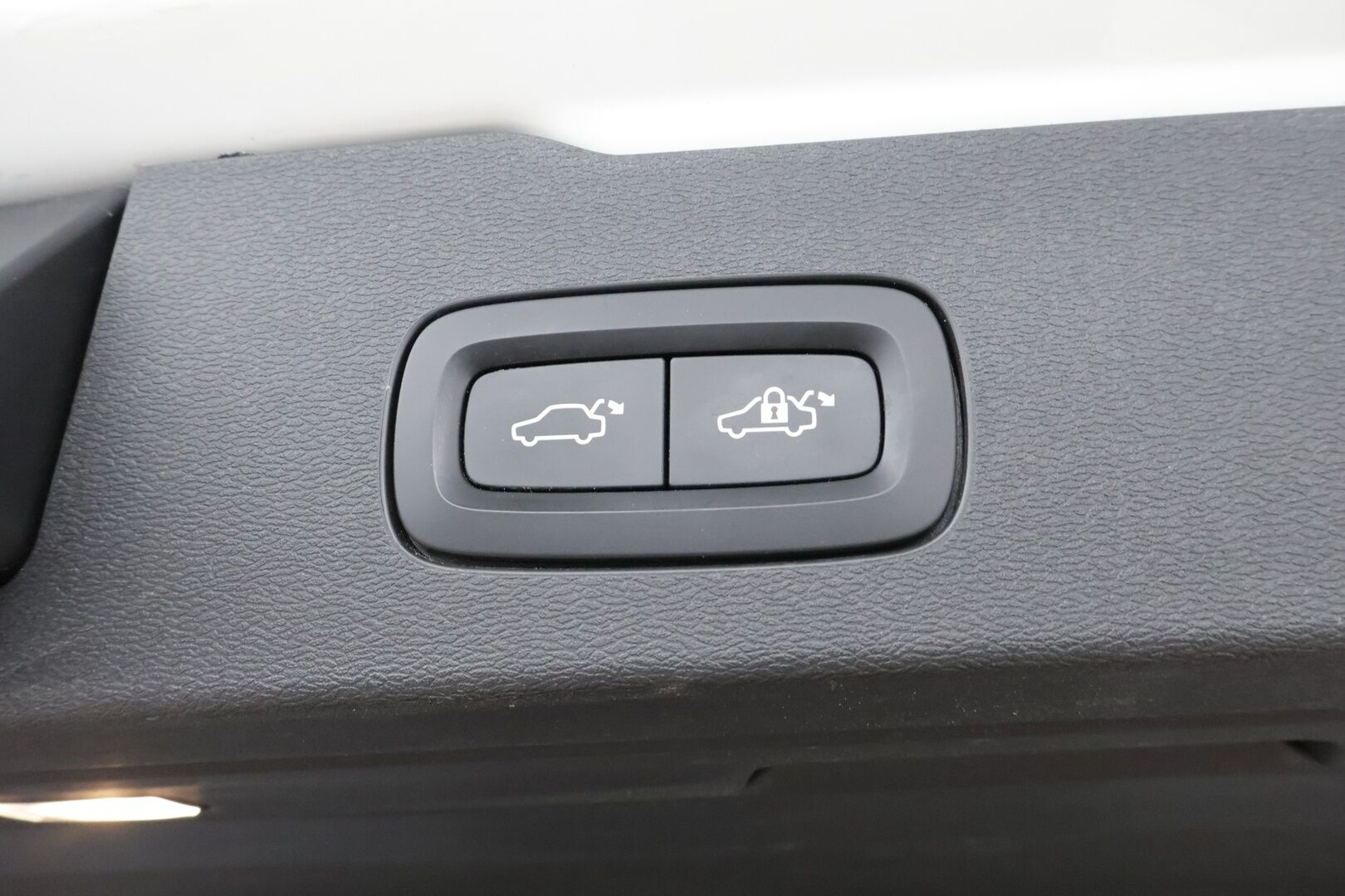 Volvo V60 2019 T8 AWD R-Design aut - Webasto | ACC | HUD | Harman&Kardon | Panoraama | Vetokoukku | P:Kamera | Ratinlämmitin | Sähköluukku | Keyless | Huippuvarusteet!